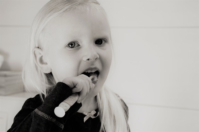 niña cepillandose los dientes