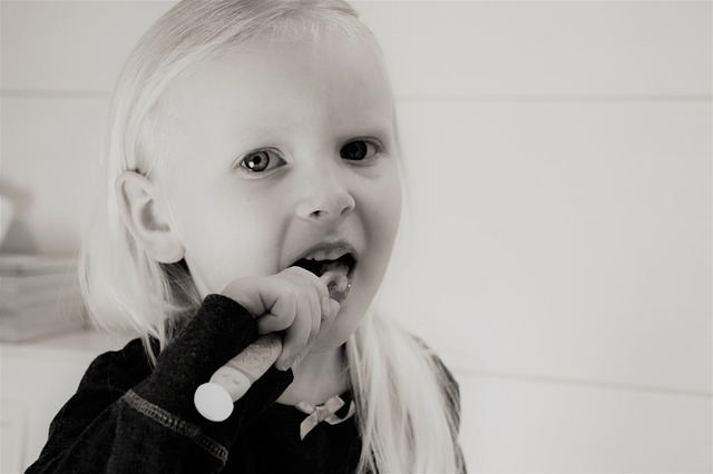 niña cepillandose los dientes